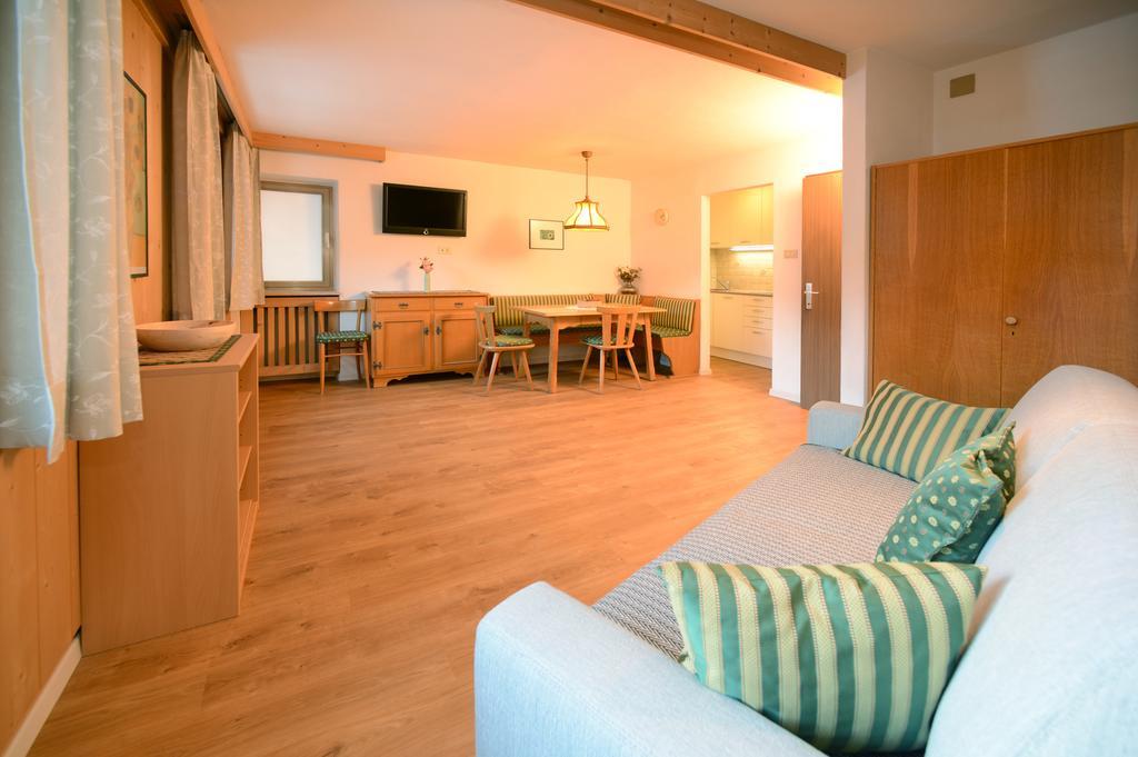 Apartments Villa Rosa Selva di Val Gardena Pokoj fotografie