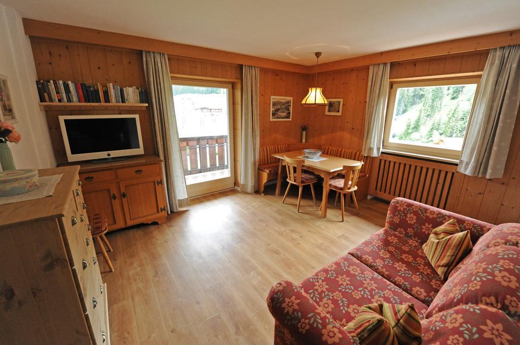 Apartments Villa Rosa Selva di Val Gardena Pokoj fotografie